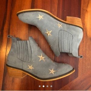 Star embroidery wood heel light blue suede boots